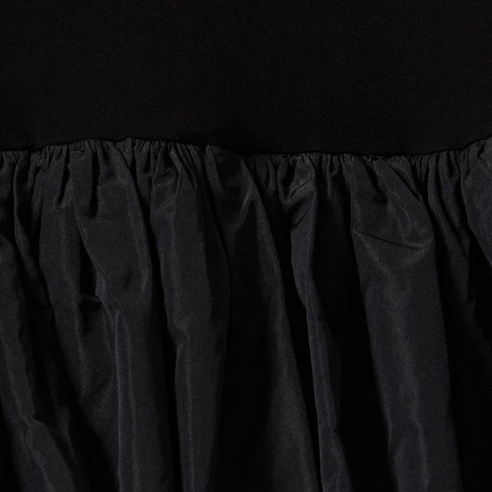 Voluminous Elegance - Schwarzes Kleid